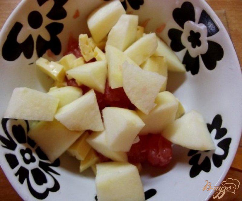 Фото приготовление рецепта: Салат фруктовый с сыром шаг №2