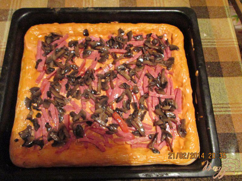 Фото приготовление рецепта: Пицца с грибами. шаг №8
