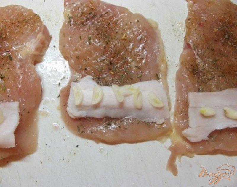 Фото приготовление рецепта: Рулеты куриные с салом и чесноком шаг №5