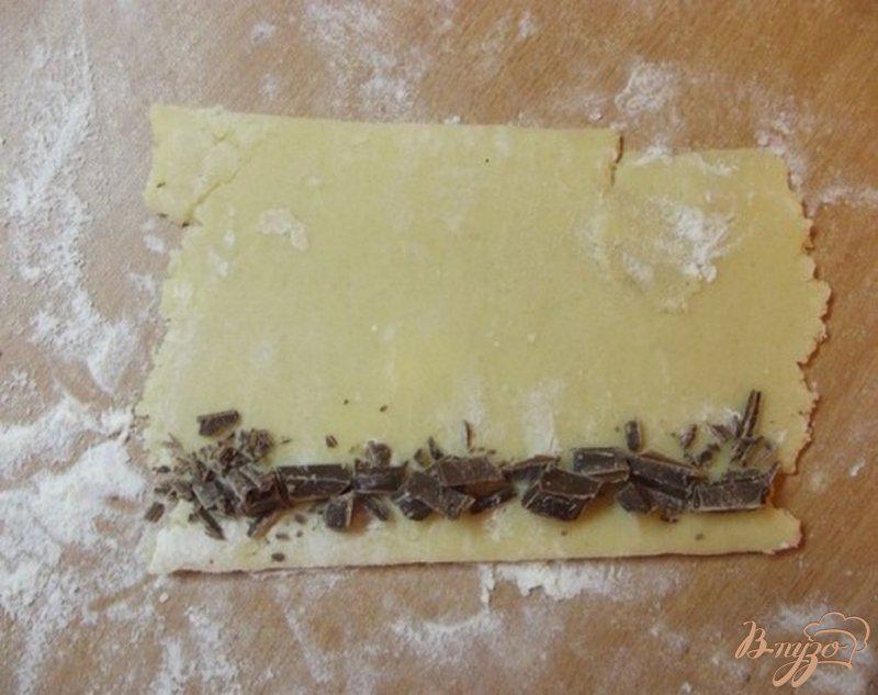 Фото приготовление рецепта: Песочное печенье с шоколадом шаг №6