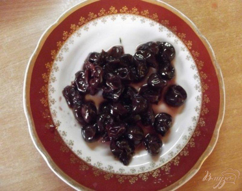 Фото приготовление рецепта: Песочное печенье с вишневым вареньем шаг №2