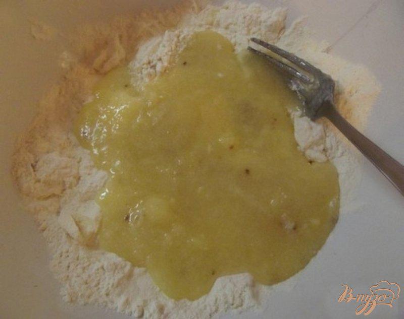 Фото приготовление рецепта: Песочное печенье с вишневым вареньем шаг №4