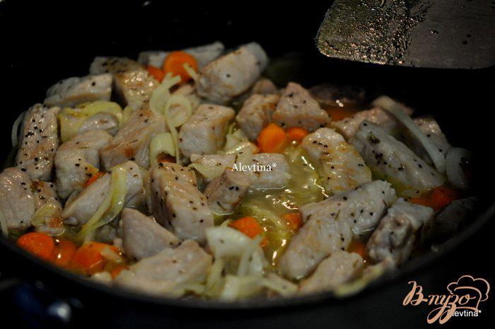 Фото приготовление рецепта: Cвинина с овощами и яичной лапшой шаг №3