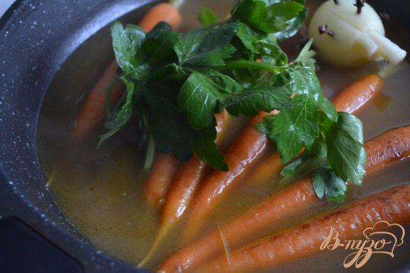Фото приготовление рецепта: Молодая морковь на гарнир шаг №3
