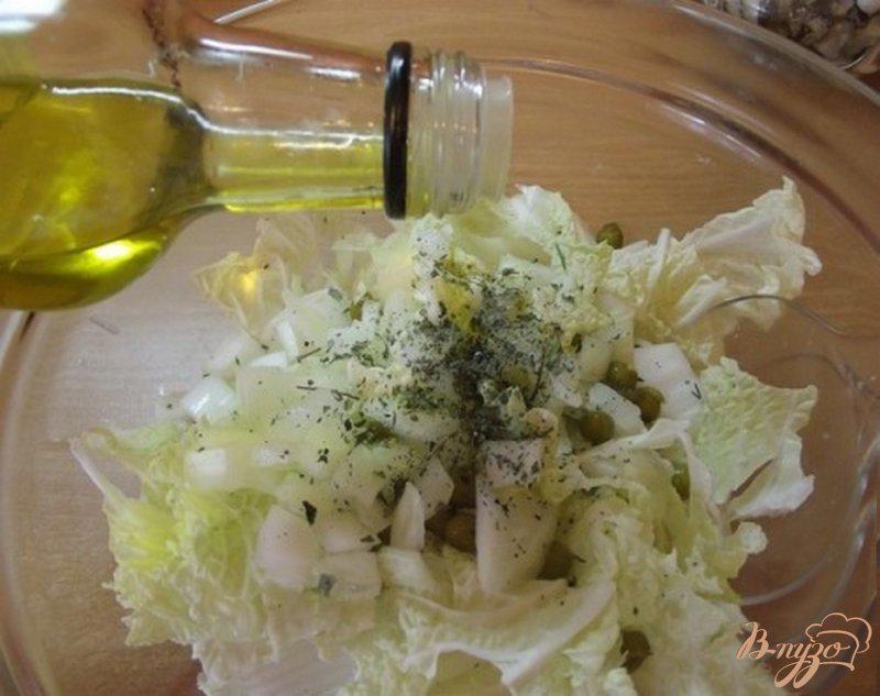 Фото приготовление рецепта: Салат с пекинской капустой и зеленым горошком шаг №7