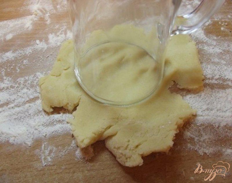 Фото приготовление рецепта: Песочное печенье с грецким орехом и медом шаг №4