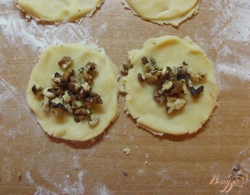 Фото приготовление рецепта: Песочное печенье с грецким орехом и медом шаг №6