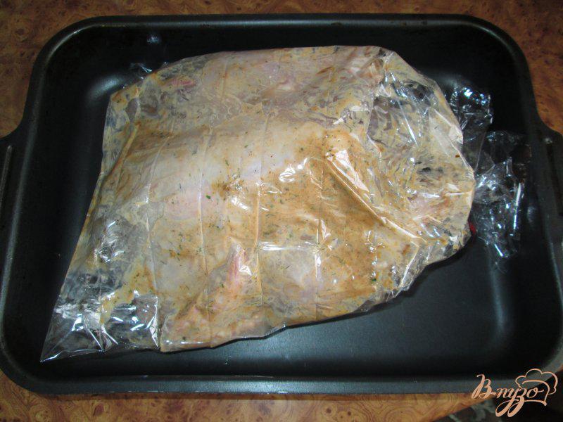Фото приготовление рецепта: Курица запеченная целиком в специальном соусе. шаг №3