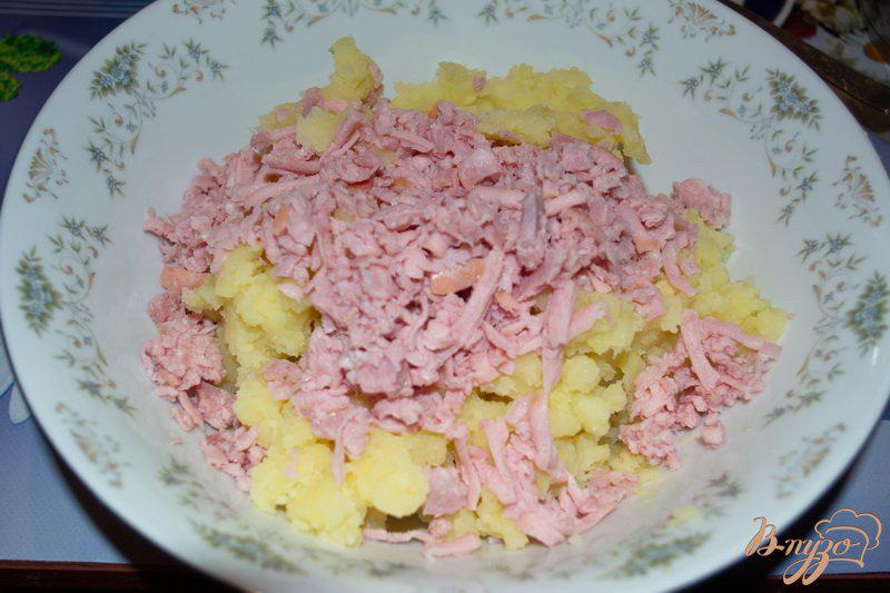 Фото приготовление рецепта: Картофельные котлеты с ветчиной в кукурузной панировке шаг №4