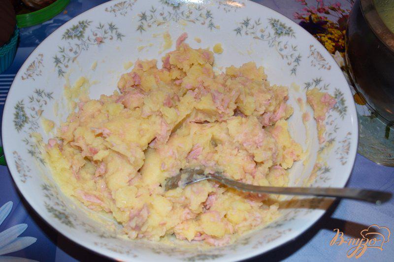 Фото приготовление рецепта: Картофельные котлеты с ветчиной в кукурузной панировке шаг №6