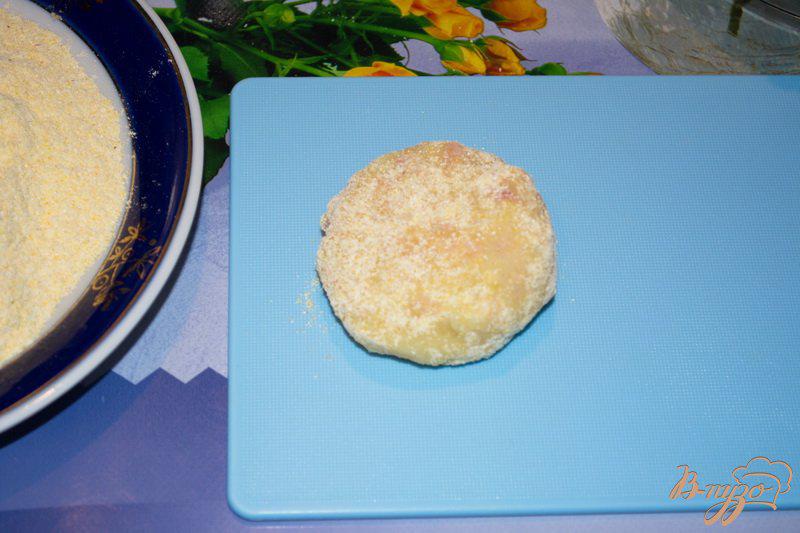 Фото приготовление рецепта: Картофельные котлеты с ветчиной в кукурузной панировке шаг №7