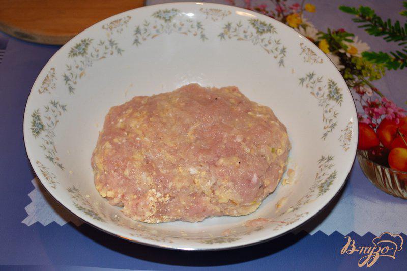 Фото приготовление рецепта: Индюшиные зразы с огурцом и яйцом шаг №2