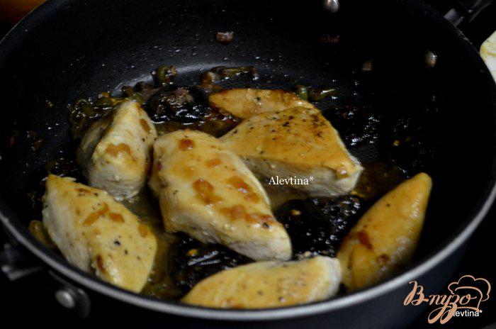 Фото приготовление рецепта: Чатни  из чернослива с куриными грудками шаг №3