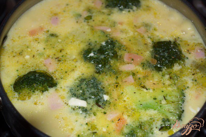 Фото приготовление рецепта: Суп с брокколи и сыром шаг №6