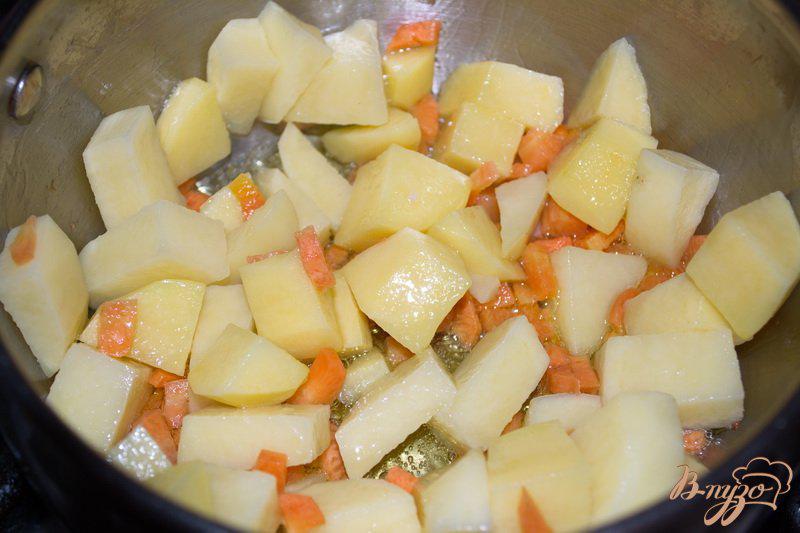 Фото приготовление рецепта: Суп с брокколи и сыром шаг №3