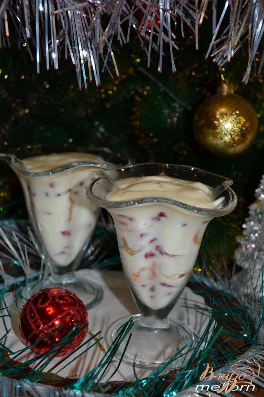 Фото приготовление рецепта: Десерт из белого шоколада с мандаринами, гранатом и печеньем шаг №6