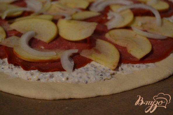 Фото приготовление рецепта: Пицца с  бастурмой и яблоком шаг №4