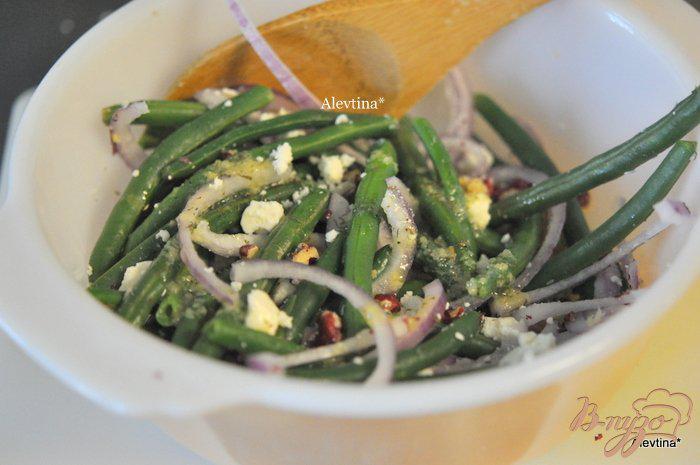 Фото приготовление рецепта: Салат с зеленой фасолью,с сыром фета и орехами шаг №2
