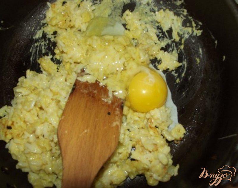 Фото приготовление рецепта: Рисовый омлет с зеленым горошком шаг №6