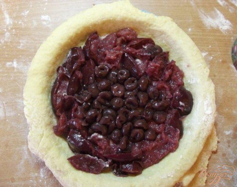Фото приготовление рецепта: Пирог с консервированными фруктами и мороженным шаг №6