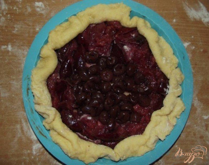 Фото приготовление рецепта: Пирог с консервированными фруктами и мороженным шаг №7