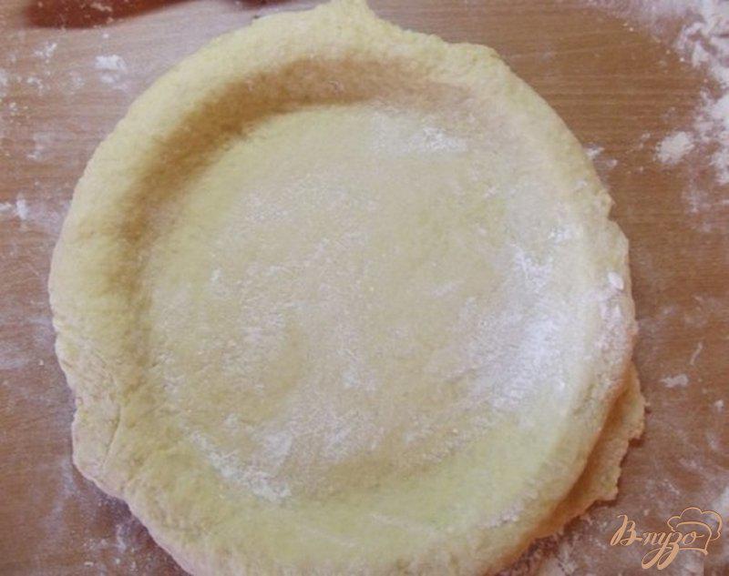 Фото приготовление рецепта: Пирог с консервированными фруктами и мороженным шаг №5