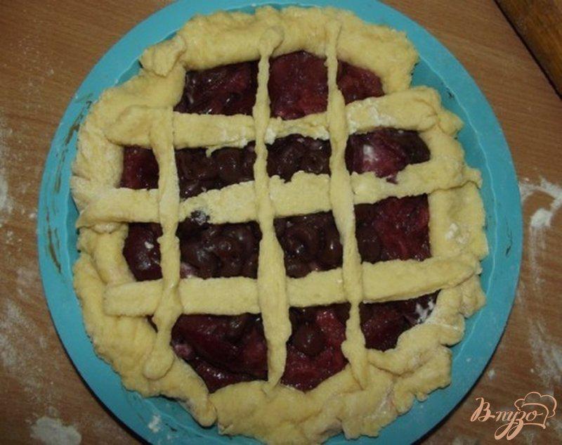 Фото приготовление рецепта: Пирог с консервированными фруктами и мороженным шаг №8