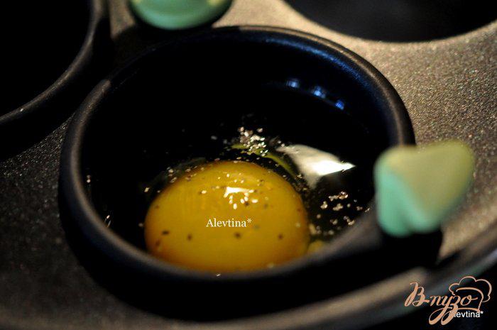 Фото приготовление рецепта: Яйца пашот с авокадо ,помидорами и сосиской шаг №2