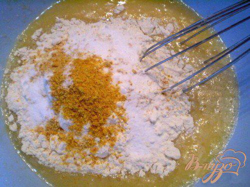 Фото приготовление рецепта: Апельсиновые кексы шаг №3