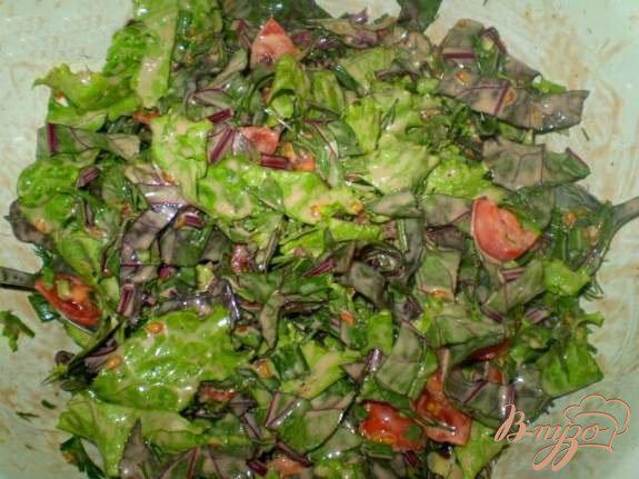 Фото приготовление рецепта: Витаминный салат со свекольной ботвой шаг №4