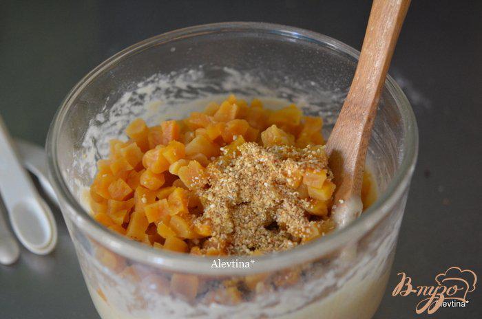 Фото приготовление рецепта: Сладкий  абрикосово-ореховый кекс шаг №3