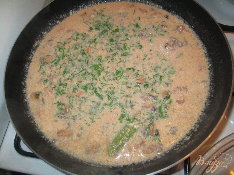 Фото приготовление рецепта: Соус из морского коктейля к спагетти шаг №7