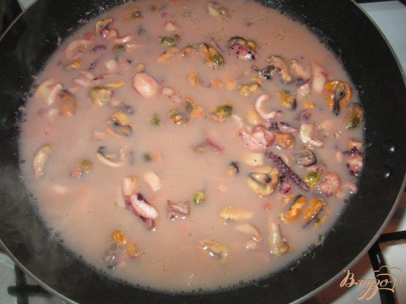 Фото приготовление рецепта: Соус из морского коктейля к спагетти шаг №4
