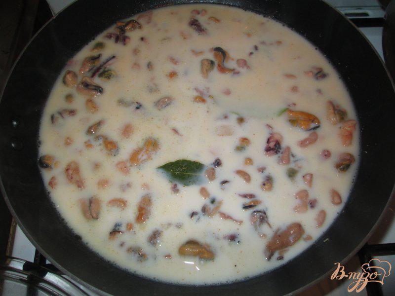 Фото приготовление рецепта: Соус из морского коктейля к спагетти шаг №6