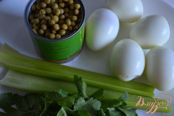 Фото приготовление рецепта: Яичный салат с горошком и сельдереем шаг №1