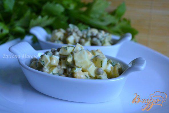 Фото приготовление рецепта: Яичный салат с горошком и сельдереем шаг №4