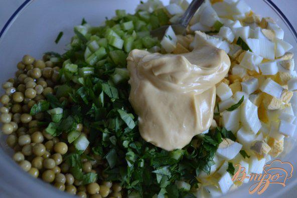 Фото приготовление рецепта: Яичный салат с горошком и сельдереем шаг №3