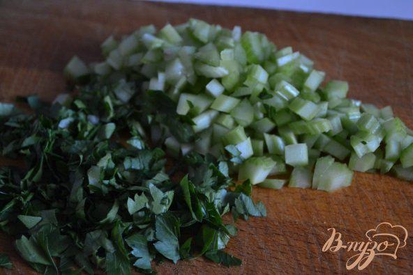 Фото приготовление рецепта: Яичный салат с горошком и сельдереем шаг №2