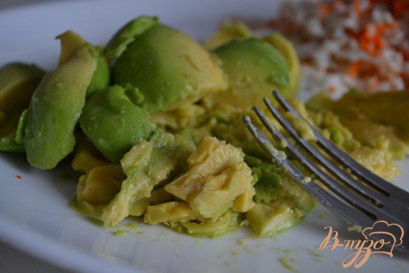 Фото приготовление рецепта: Закуска из авокадо шаг №2