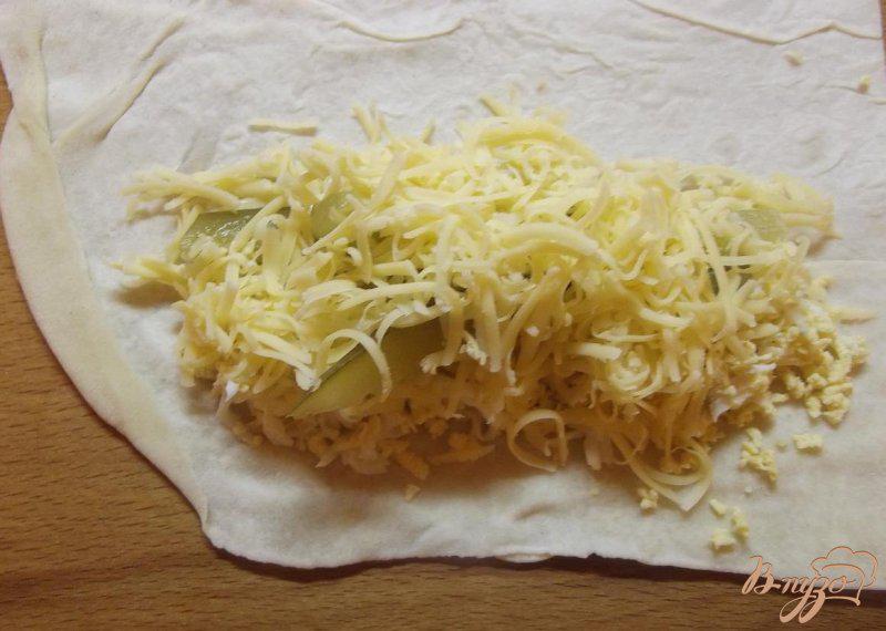 Фото приготовление рецепта: Закуска из лаваша с яйцом и сыром шаг №5