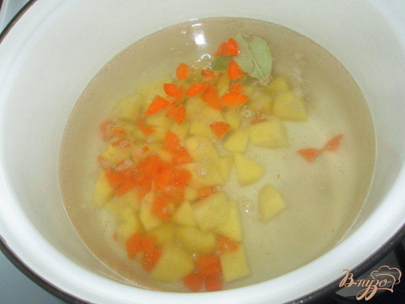 Фото приготовление рецепта: Рыбный суп из сардин шаг №3