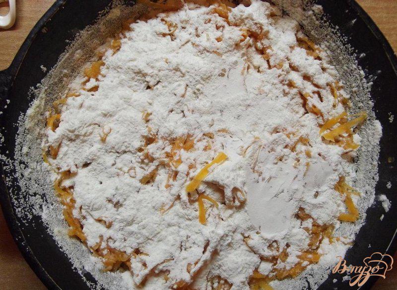 Фото приготовление рецепта: Насыпной пирог с тыквой и яблоками шаг №3