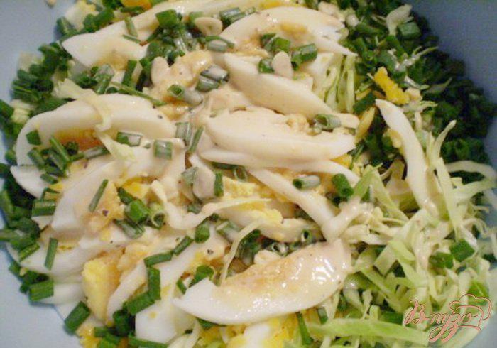 Фото приготовление рецепта: Капустный салат с яйцом и соевым соусом шаг №3