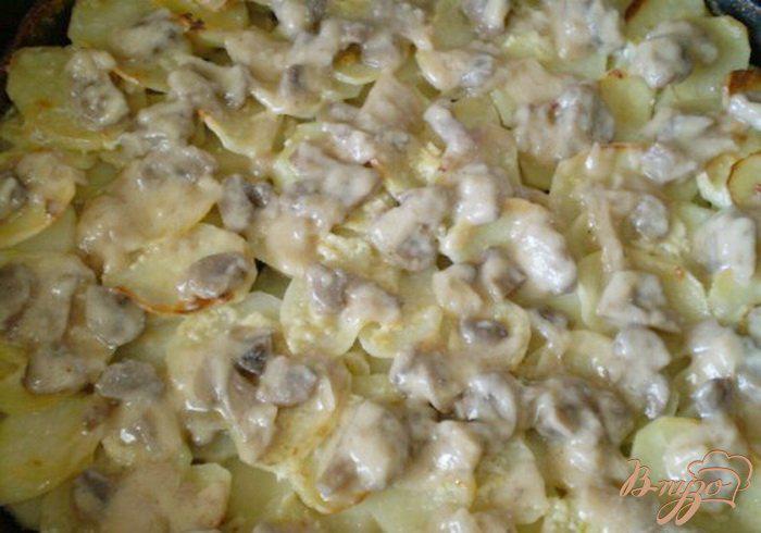 Фото приготовление рецепта: Картофель в сливках с грибами и чесноком шаг №3