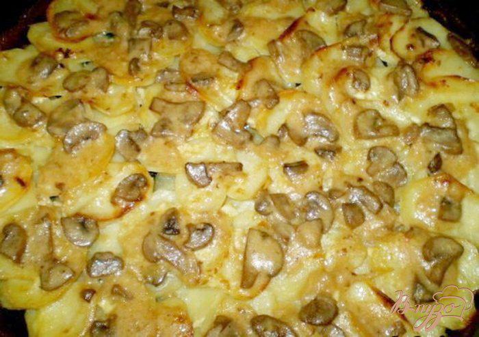 Фото приготовление рецепта: Картофель в сливках с грибами и чесноком шаг №4