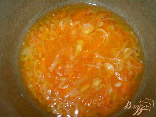 Фото приготовление рецепта: Рис сечка в томате с фасолью шаг №3