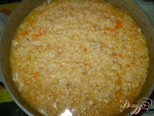 Фото приготовление рецепта: Рис сечка в томате с фасолью шаг №5
