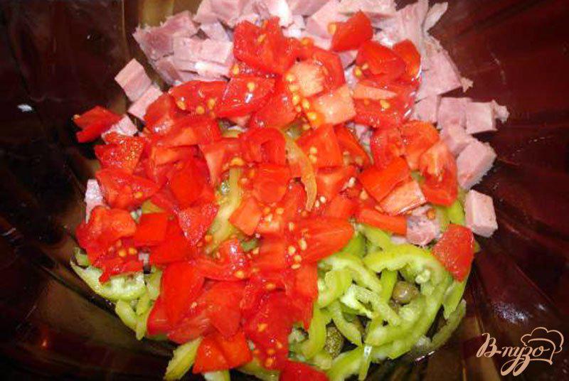 Фото приготовление рецепта: Горячий салат из макарон и ветчины шаг №2
