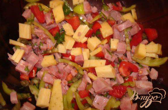 Фото приготовление рецепта: Горячий салат из макарон и ветчины шаг №3