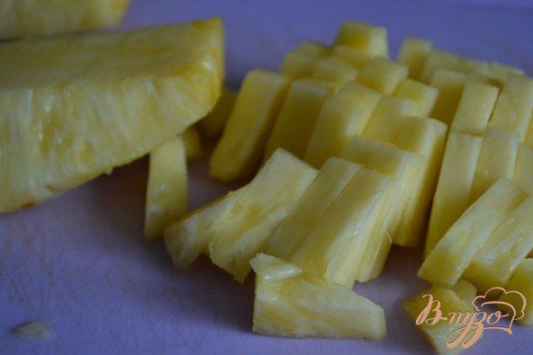 Фото приготовление рецепта: Кусочки ананаса со взбитыми сливками шаг №1